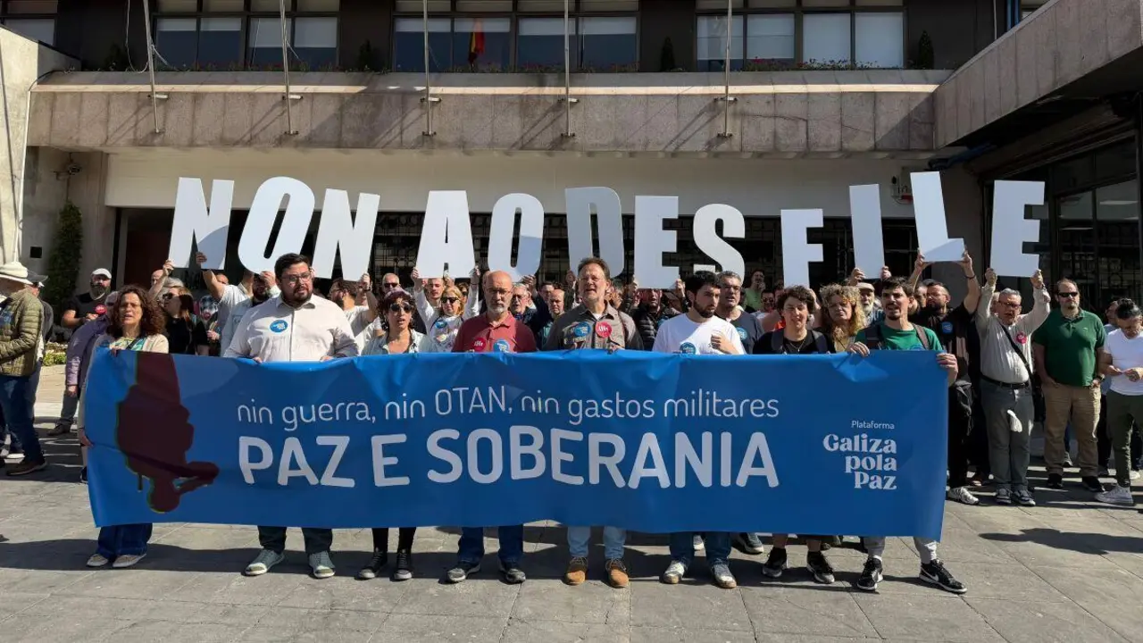 Mobilizaci&oacute;n de Galiza pola Paz fronte ao Concello de Vigo, esta quinta feira. (Foto: Pedro Davila / Europa Press)