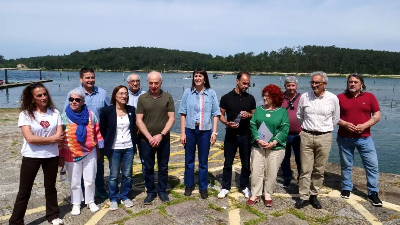 A portavoz do BNG, Ana Pont&oacute;n, na reuni&oacute;n coa Confraria de Carril. (Foto: N&oacute;s Diario)