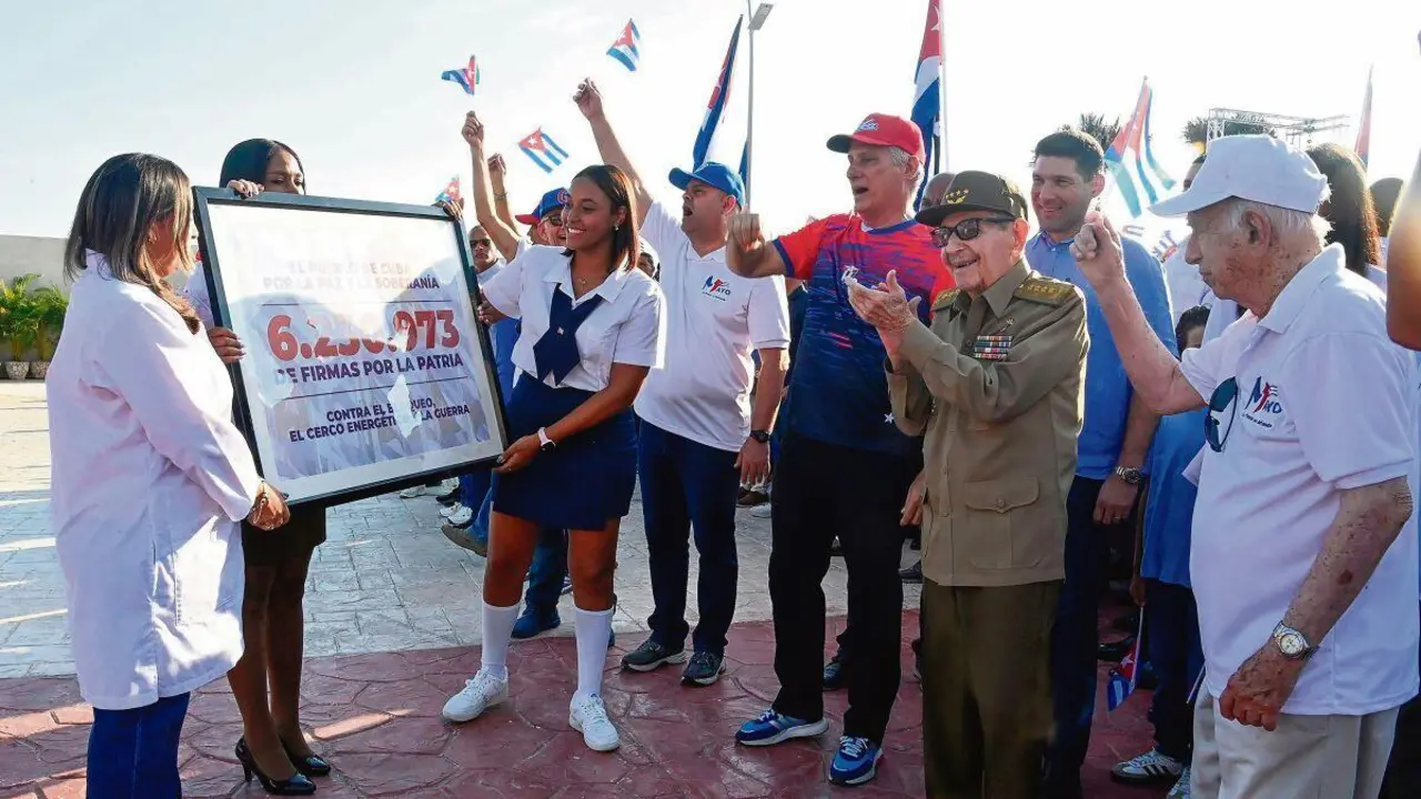 O presidente de Cuba, Miguel D&iacute;az-Canel, e o xeneral do Ex&eacute;rcito cubano, Ra&uacute;l Castro, na Habana durante o pasado 1&ordm; de Maio. (Foto: Presidencia de Cuba)
