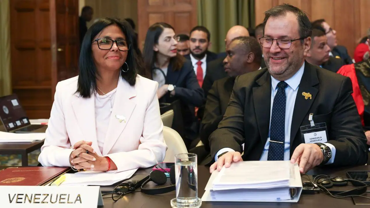 A presidenta encargada, Delcy Rodr&iacute;guez, e o ministro de exteriores de Venzuela, Yvan Gil Pinto, na Haia o 11 de maio. (Foto: Prensa Miraflores / dpa)