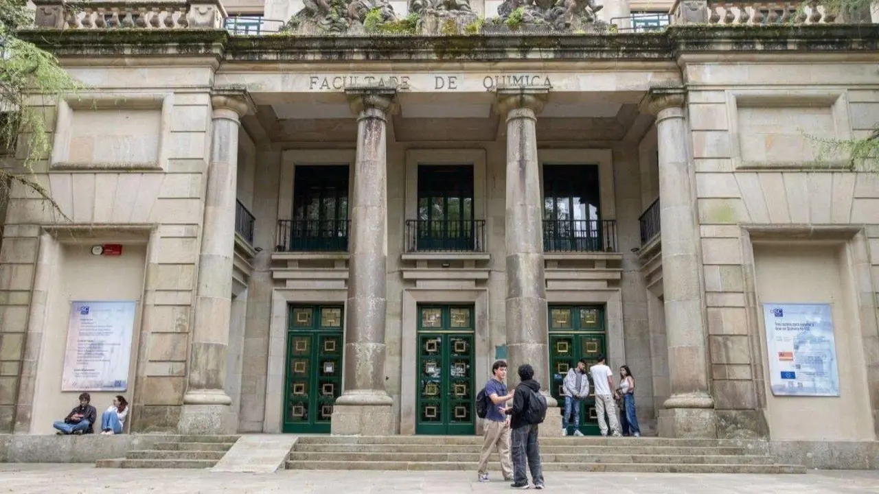 Alumnado da USC diante da porta de entrada da facultade de Qu&iacute;mica, no Campus Sur. (Foto: Alma Alonso)