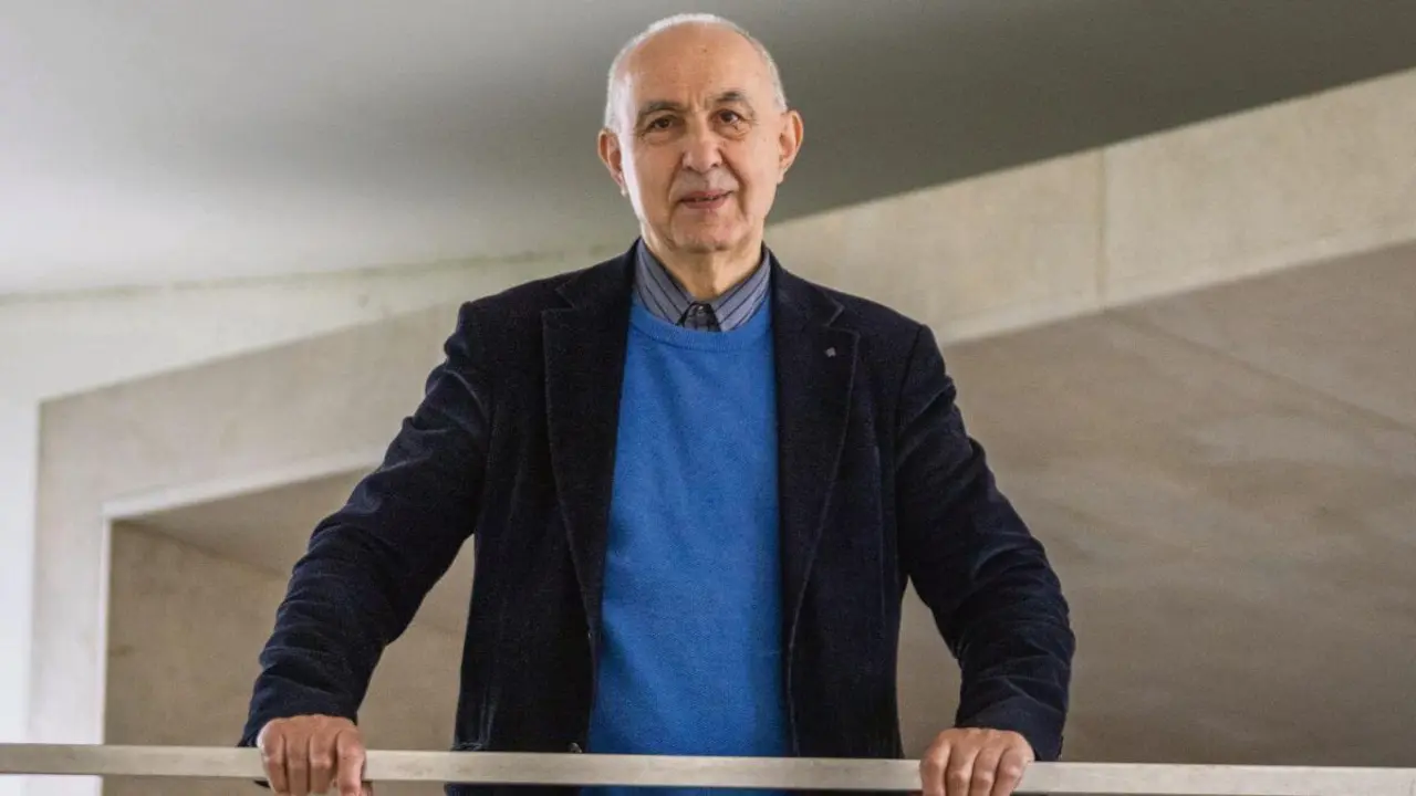 O profesor Xos&eacute; L&oacute;pez diante da Facultade de Ciencias da Comunicaci&oacute;n da USC. (Foto: Alma Alonso)