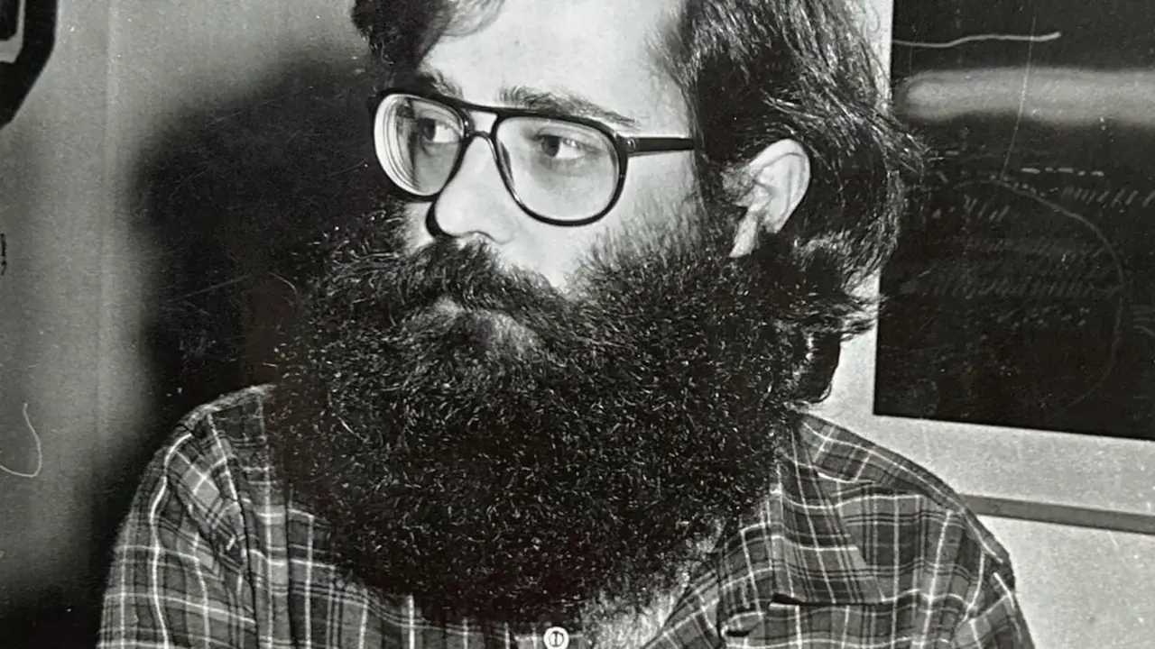 O dese&ntilde;ador Pepe Barro na Galer&iacute;a Sargadelos de Compostela, en 1980. (Foto: Xes&uacute;s Campos)