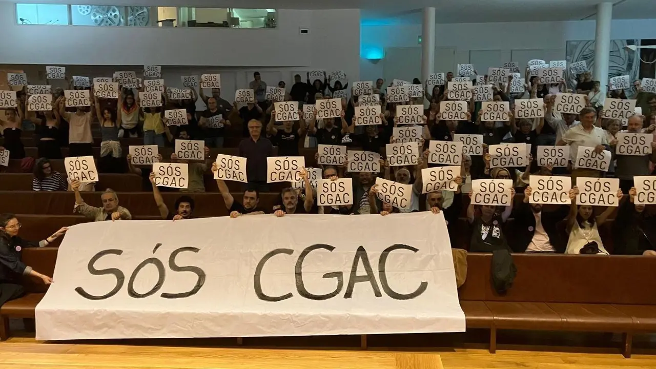 Protesta de artistas este 22 de maio no auditorio do CGAC. (Foto: N&oacute;s Diario)
