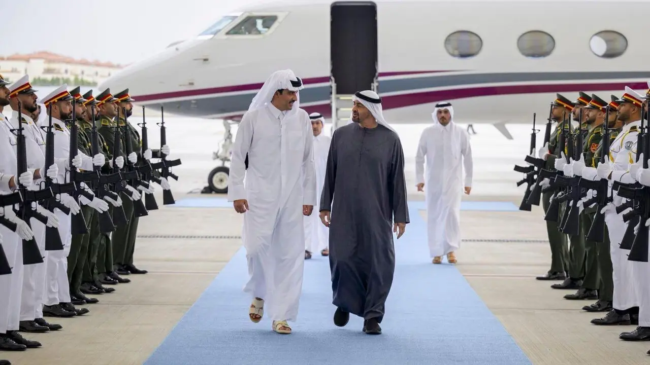 O emir de Qatar, Tamim bin Hamad Al Thani, e o presidente dos EAU, Mohammed bin Zayed Al Nahyan, en Abu Dabi en marzo. (Foto: Emiri Diwan Office / APA Images via ZUMA Press Wire / dpa)