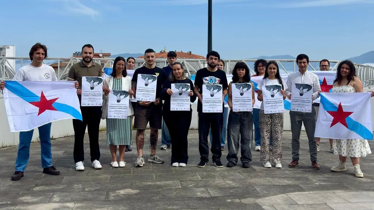 Representantes de Galiza Nova, Isca!, UMG, Erguer e Fervenza, este 25 de maio en Vigo. (Foto: N&oacute;s Diario)