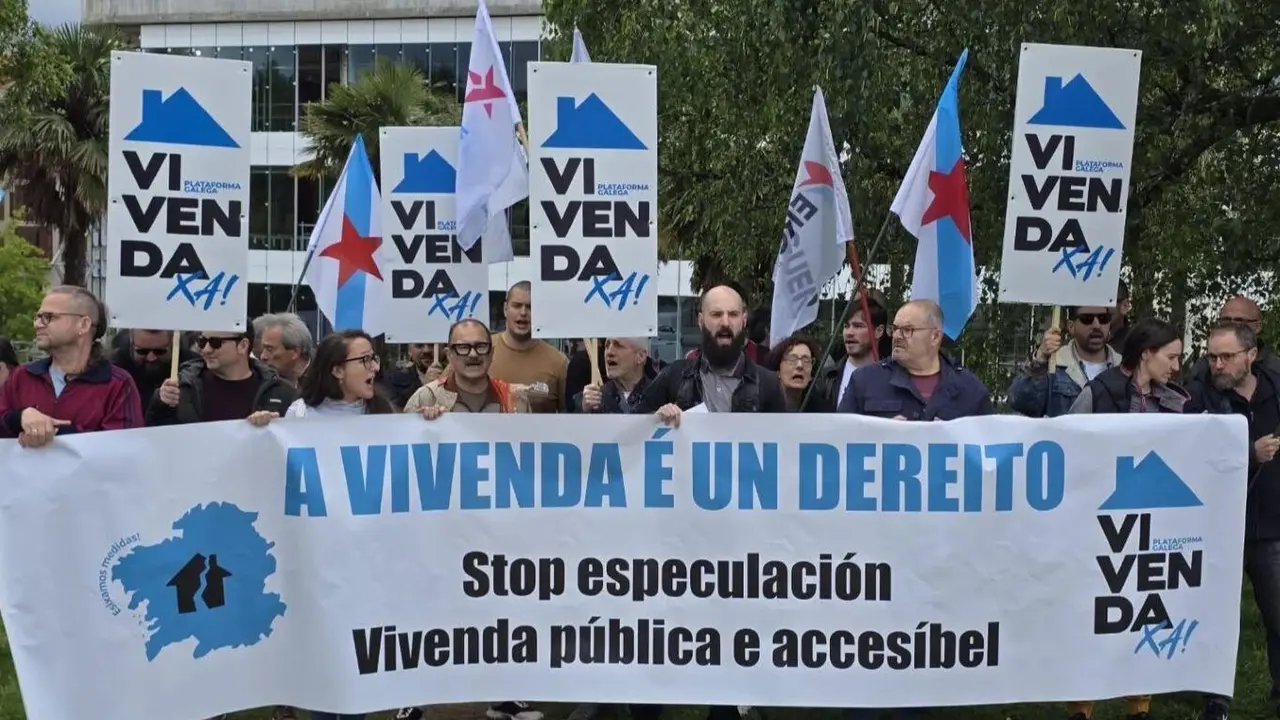 Mobilizaci&oacute;n da Plataforma Galega Vivenda Xa, fronte &aacute; Xunta da Galiza en Compostela, en maio de 2025. (Foto: N&oacute;s Diario)