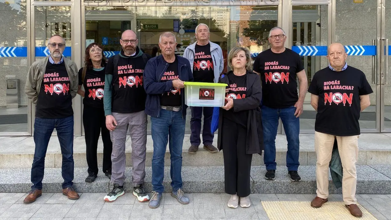 Presentaci&oacute;n das alegaci&oacute;ns contra a planta de biog&aacute;s na Laracha, na Coru&ntilde;a, esta segunda feira. (Foto: N&oacute;s Diario)