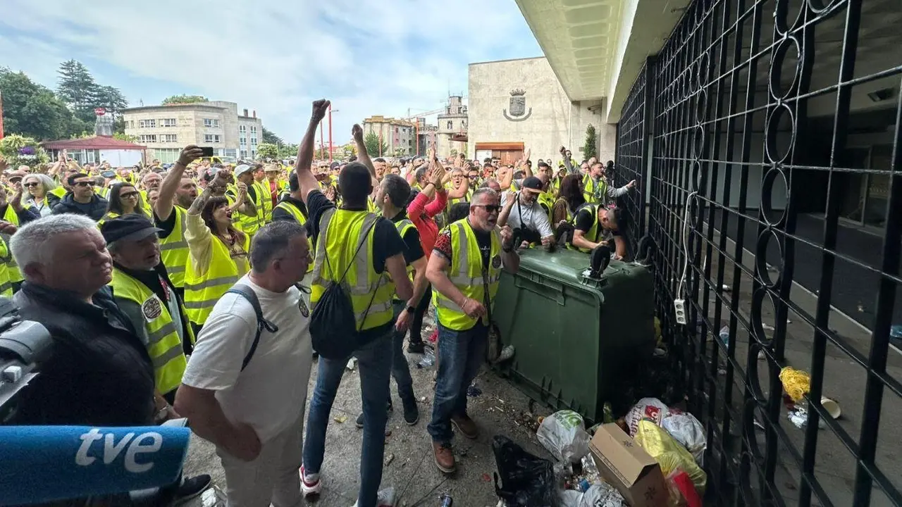 Mobilizaci&oacute;n durante a folga do lixo en Vigo, esta segunda feira. (Foto: N&oacute;s Diario)