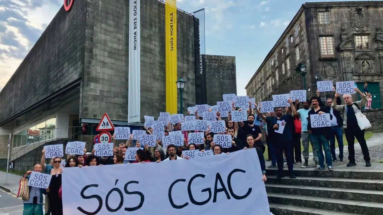 Concentraci&oacute;n de profesionais da arte, no CGAC, na sexta feira. (Foto: N&oacute;s Diario)
