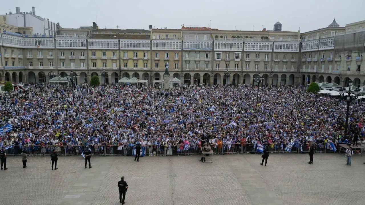 Celebraci&oacute;n do ascenso do D&eacute;por, esta segunda feira. (Foto: N&oacute;s Diario)