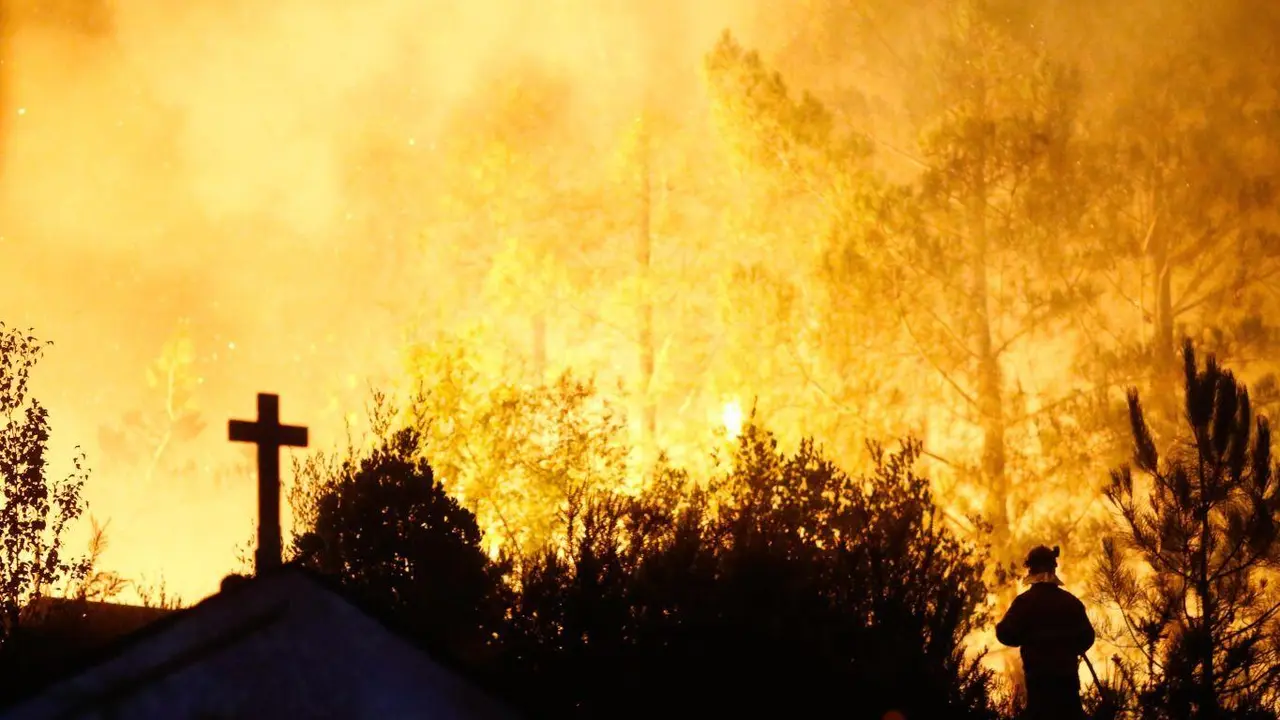 Incendio na Pobra do Broll&oacute;n, en agosto de 2025. (Foto: Carlos Castro / Europa Press)