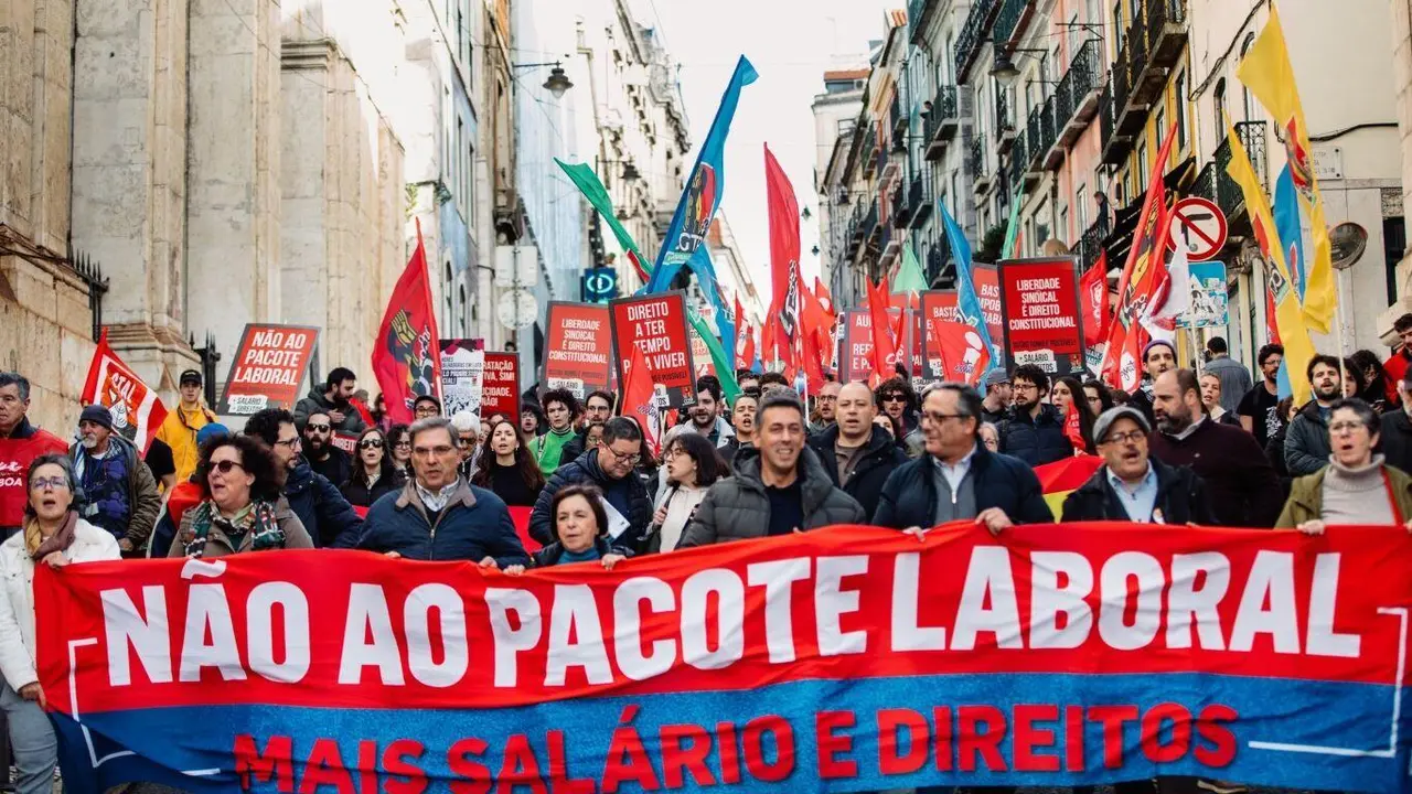 Manifestaci&oacute;n en Lisboa, Portugal, contra a reforma laboral do Goberno de Montenegro. (Foto: CGTP-Intersindical)