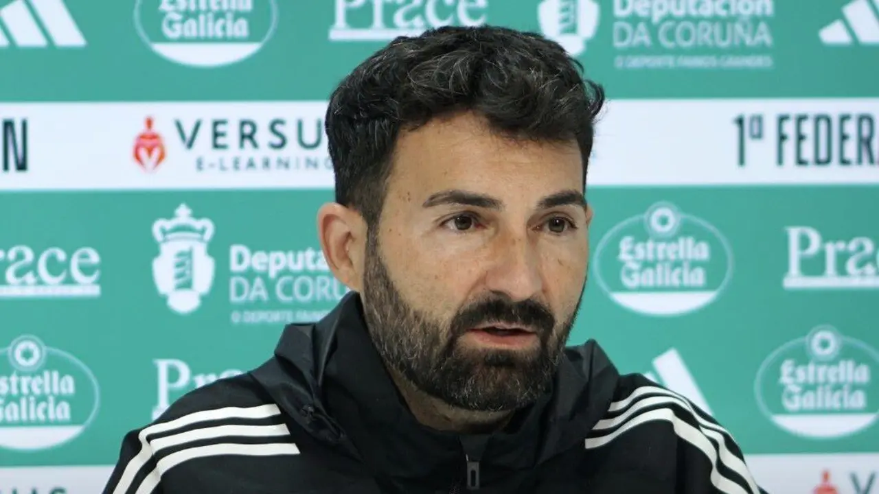O agora ex t&eacute;cnico do Racing de Ferrol, Fern&aacute;dez Romo, nunha rolda de prensa (Foto: Racing de Ferrol)