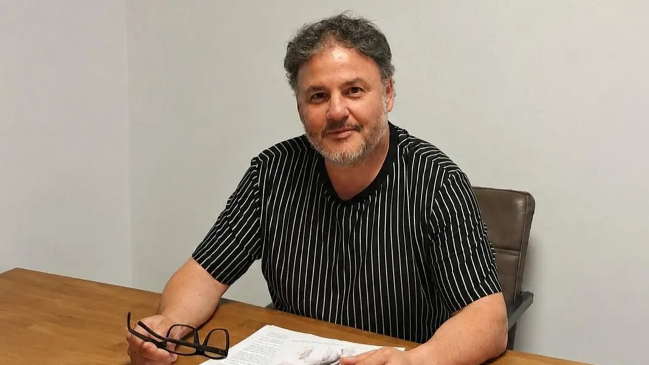 Jos&eacute; Manuel Gago cun debuxo de Quico Dom&iacute;nguez. (Foto: N&oacute;s Diario)
