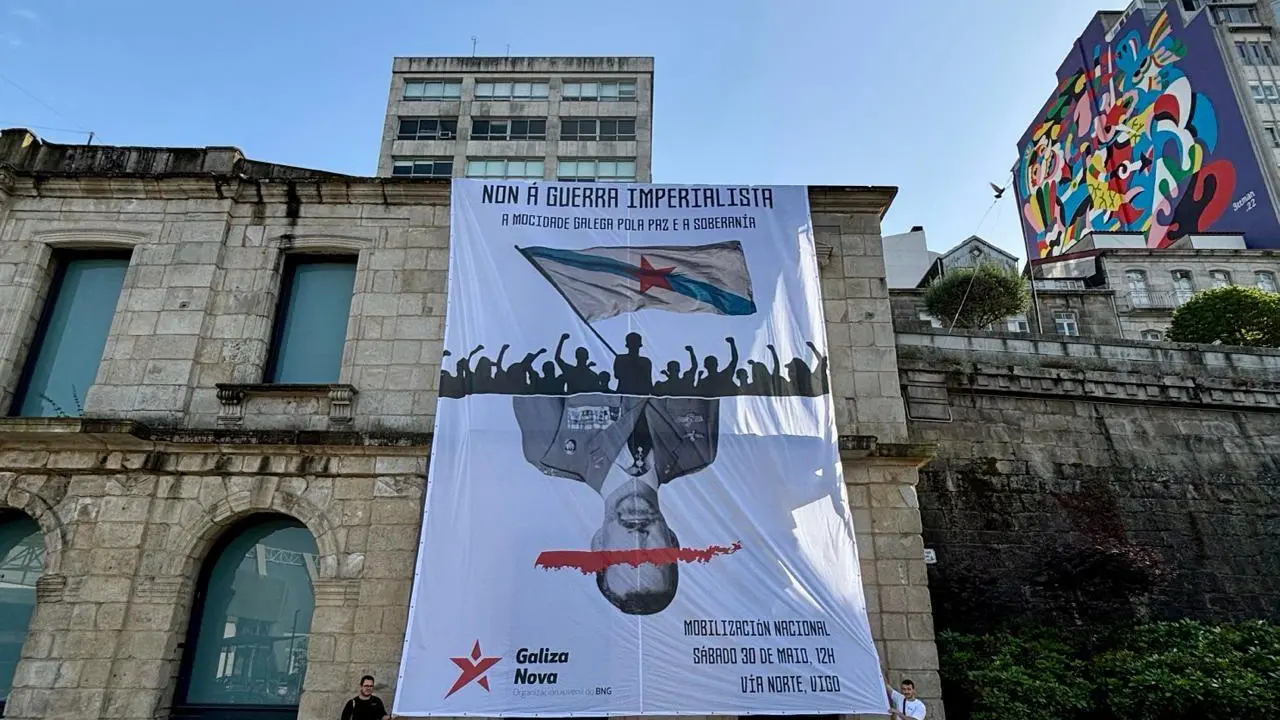 Acci&oacute;n de Galiza Nova contra o desfile militar en Vigo. (Foto: N&oacute;s Diario)