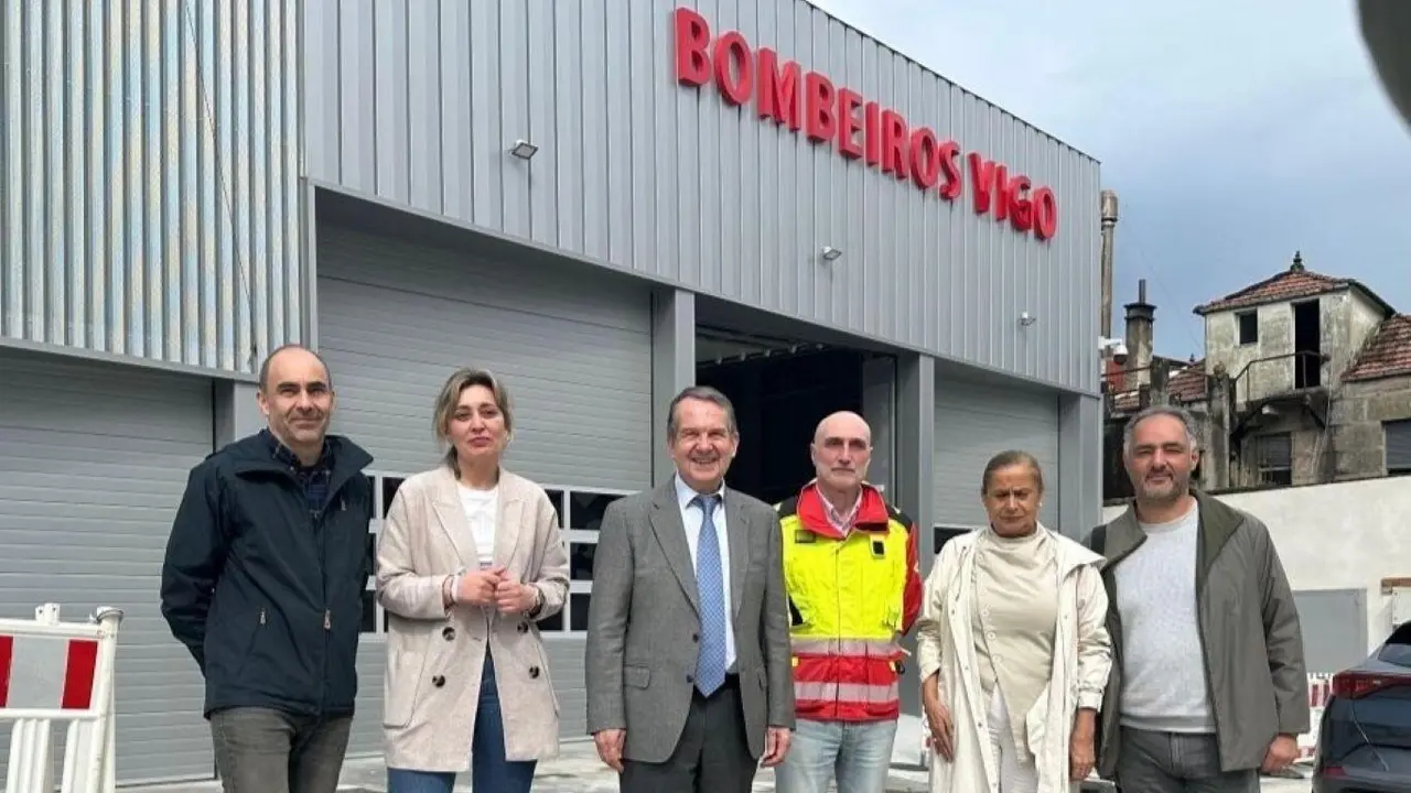 O alcalde, Abel Caballero, xunto &aacute;s concelleiras Patricia Rodr&iacute;guez e Carmela Silva, fronte ao parque de bombeiros de Estur&aacute;ns. (Foto: Concello de Vigo)
