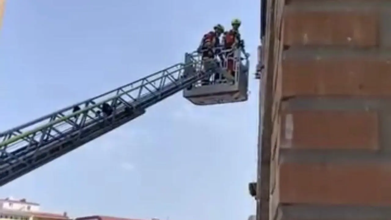 O servizo de Bombeiros tentando entrar no domicilio pola fiestra. (Foto: Europa Press)