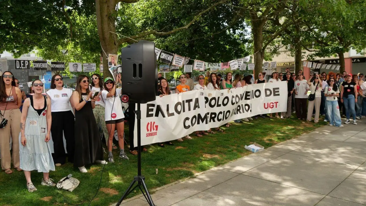 Mobilizaci&oacute;n do sector do comercio antes a sede da patronal na Coru&ntilde;a, esta cuarta feira. (Foto: N&oacute;s Diario)