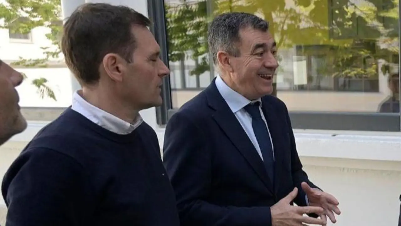Rom&aacute;n Rodr&iacute;guez, visitando as obras dun instituto. (Foto: Xunta da Galiza)