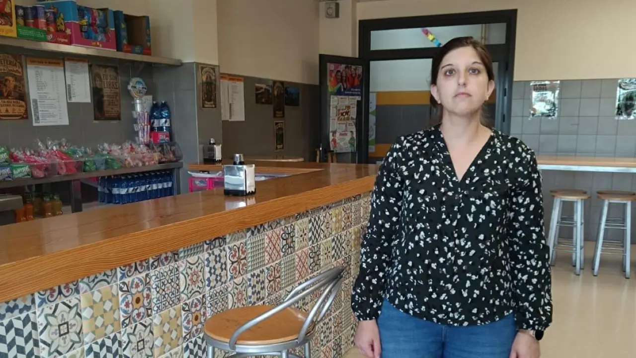 A titular da concesi&oacute;n da cafetar&iacute;a do IES Marco de Camball&oacute;n, Patricia Cea. (Foto: N&oacute;s Diario)