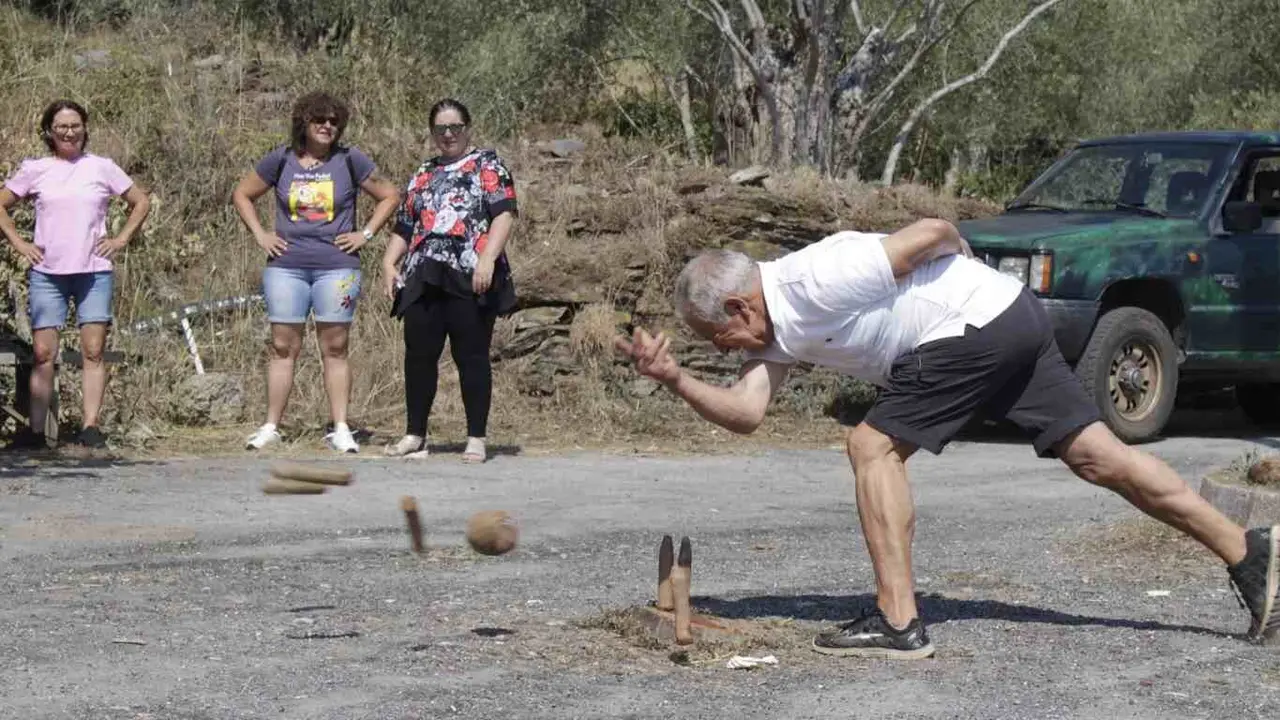 Torneo de bolos no lugar de Anguieiros, parroquia de Montefurado en Quiroga. (Foto: Asociaci&oacute;n Boca do Monte)