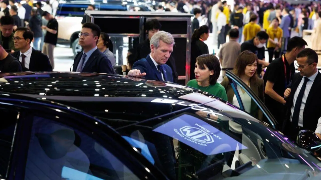 Alfonso Rueda e Mar&iacute;a Jes&uacute;s Lourenz&aacute;, no sal&oacute;n do autom&oacute;vil Beijing Autoshow o 24 de abril. (Foto: Xunta da Galiza)