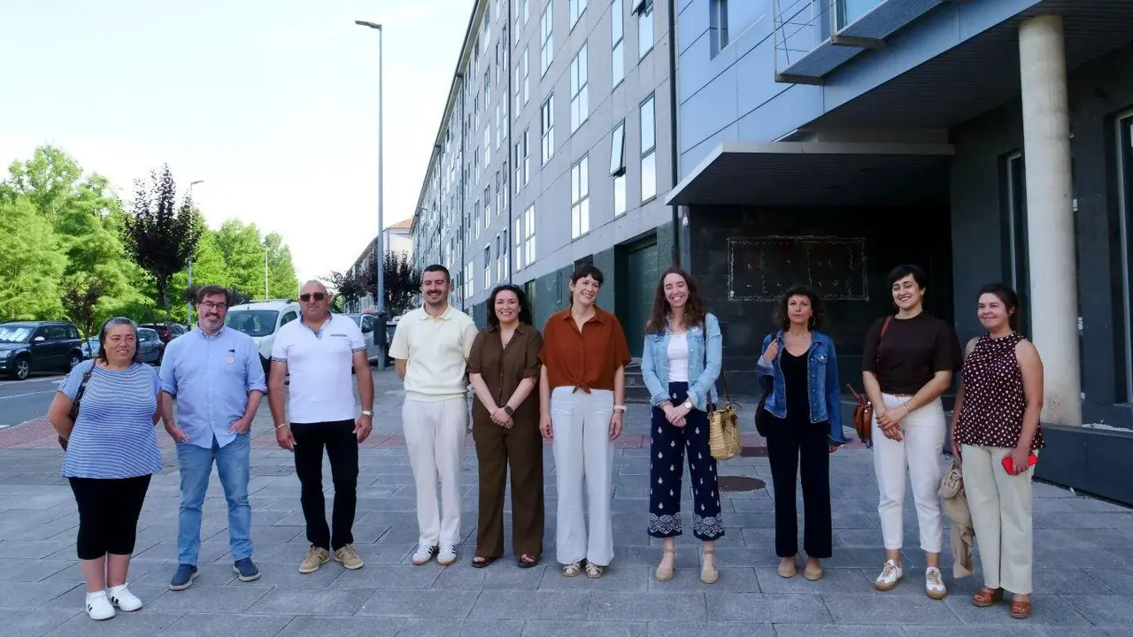 Ana Pont&oacute;n, no centro, visitando as vivendas protexidas de Salgueiri&ntilde;os, en Santiago, esta quinta feira. (Foto: N&oacute;s Diario)