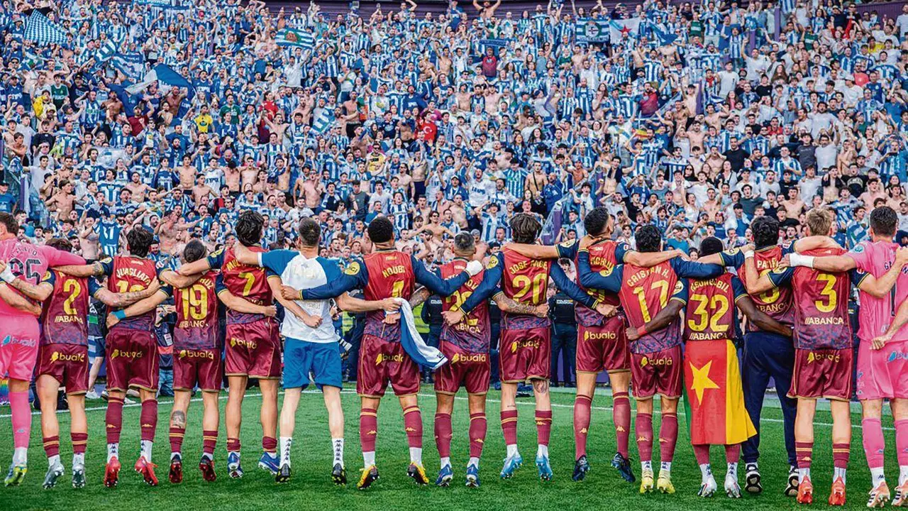 Xogadores do Deportivo fronte a un grupo de afeccionados e afeccionadas, o pasado domingo en Valladolid. (Foto: RC Deportivo)