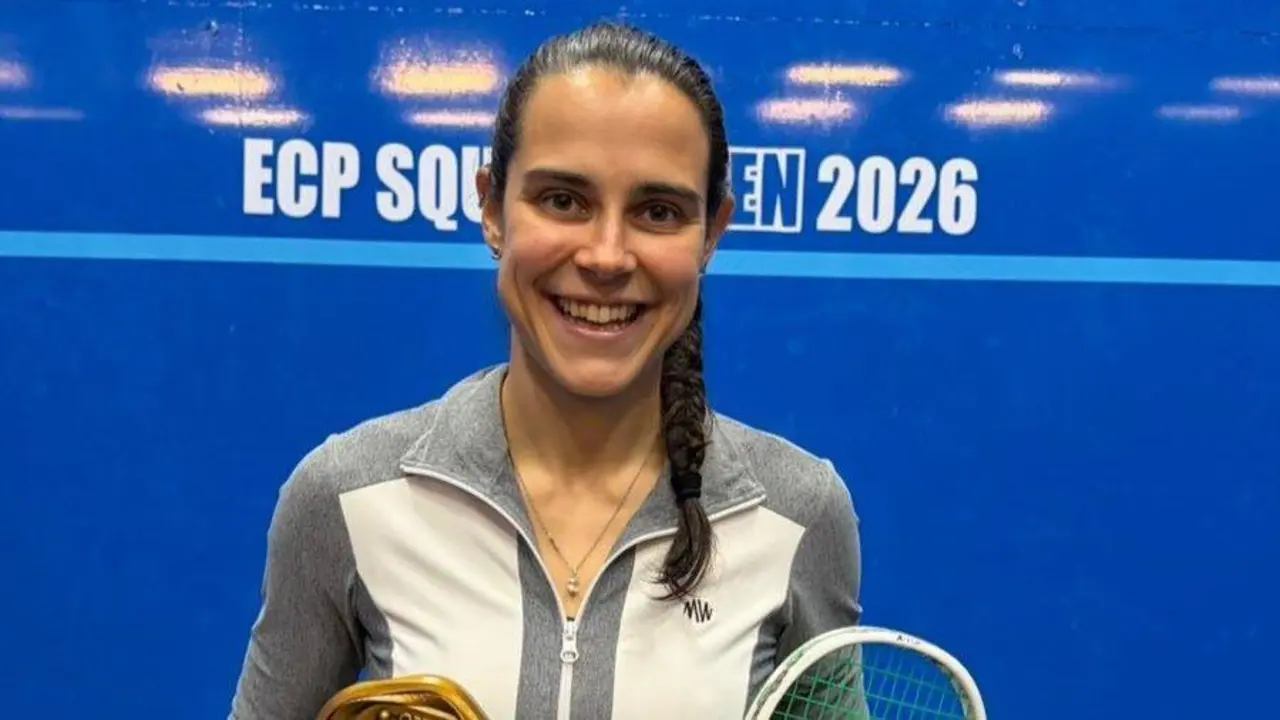 A xogadora viguesa de squash, Marta Dom&iacute;nguez, co trofeo ga&ntilde;ado en S&atilde;o Paulo, Brasil. (Foto: N&oacute;s Diario)