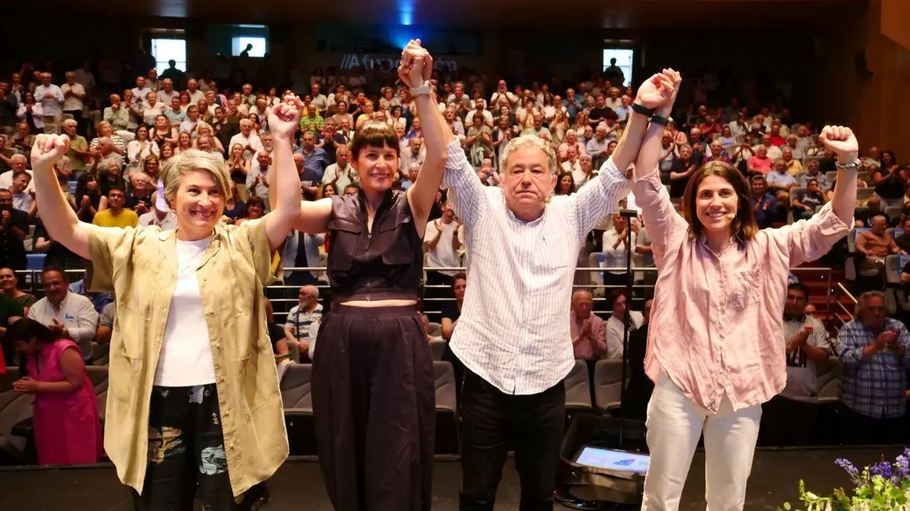 Eva Vilaverde, Ana Pont&oacute;n, Fern&aacute;ndez Lores e Sabela Bar&aacute;, esta quinta feira no acto en Pontevedra. (Foto: N&oacute;s Diario)