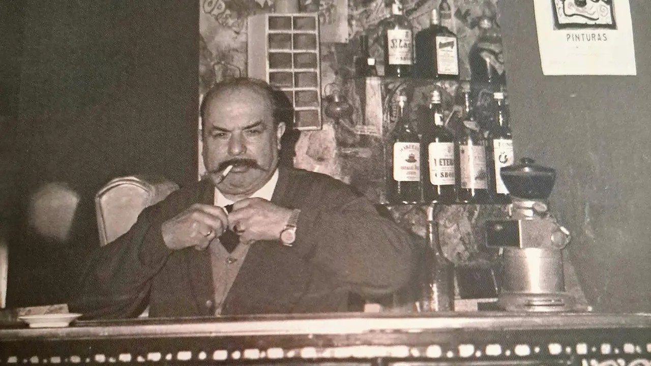 O Tucho, mestre, tras o mostrador de &Oacute; Volter. (Foto: Arquivo de Filipe-Sen&eacute;n)