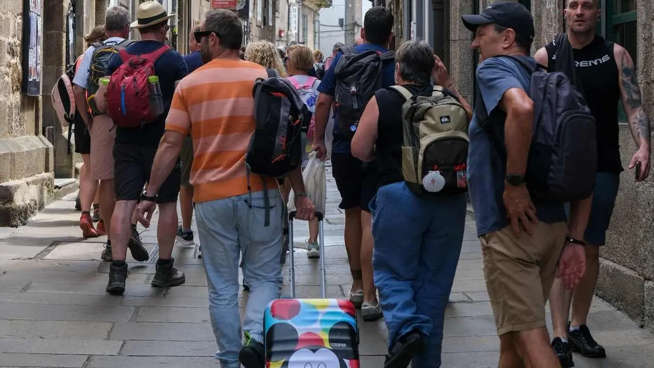 Turistas en Santiago de Compostela, esta sexta feira. (Foto: Arxina)