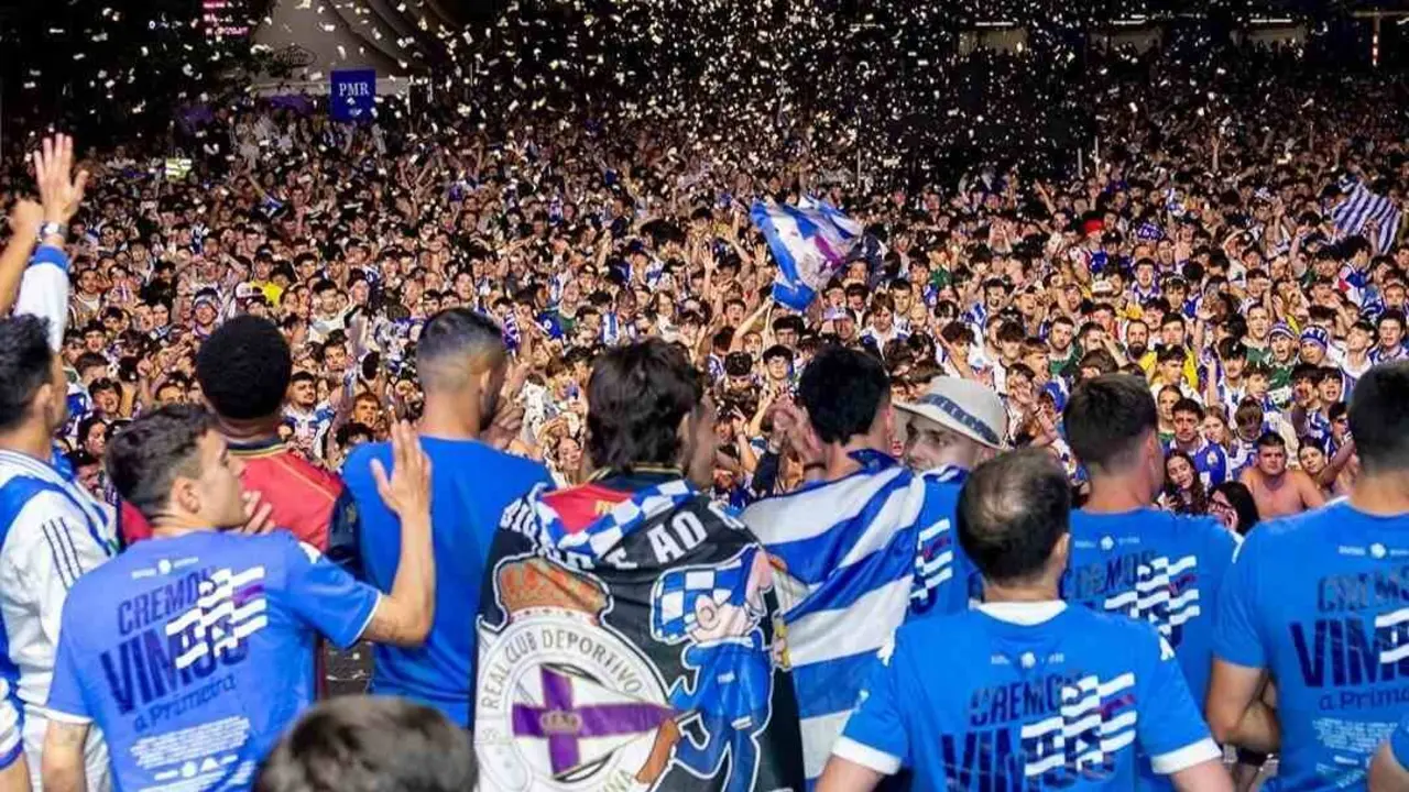 O equipo celebrando o ascenso a madrugada despois do partido ante o Valladolid, na Coru&ntilde;a. (Foto: RC Deportivo)