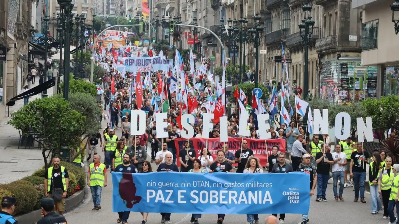 Manifestaci&oacute;n contra o incremento do gasto militar, este 30 de maio en Vigo. (Foto: N&oacute;s Diario)