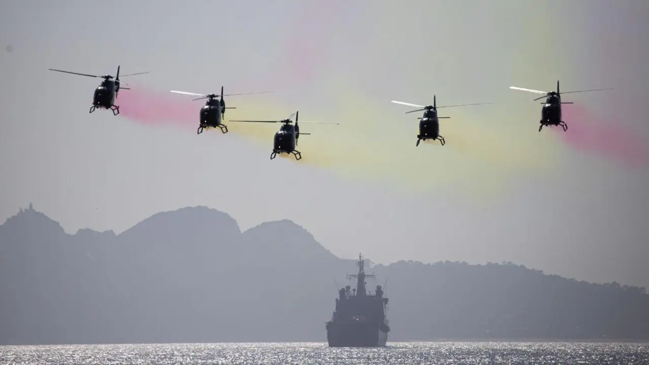 Exhibici&oacute;n das Formas Armadas espa&ntilde;olas o pasado 29 de maio na praia de Samil, coas illas C&iacute;es ao fondo. (Foto: Adri&aacute;n Irago / Europa Press)