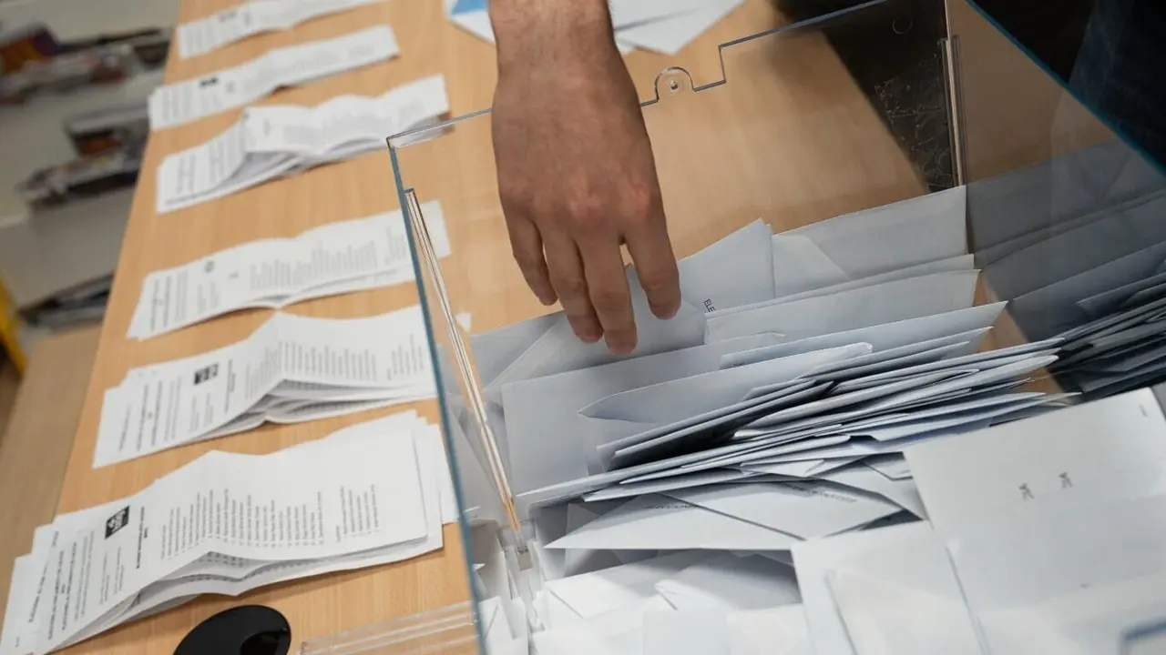 Escrutinio de votos nun colexio electoral de Vigo nas elecci&oacute;ns galegas de 2024. (Foto: Adri&aacute;n Irago / Europa Press)