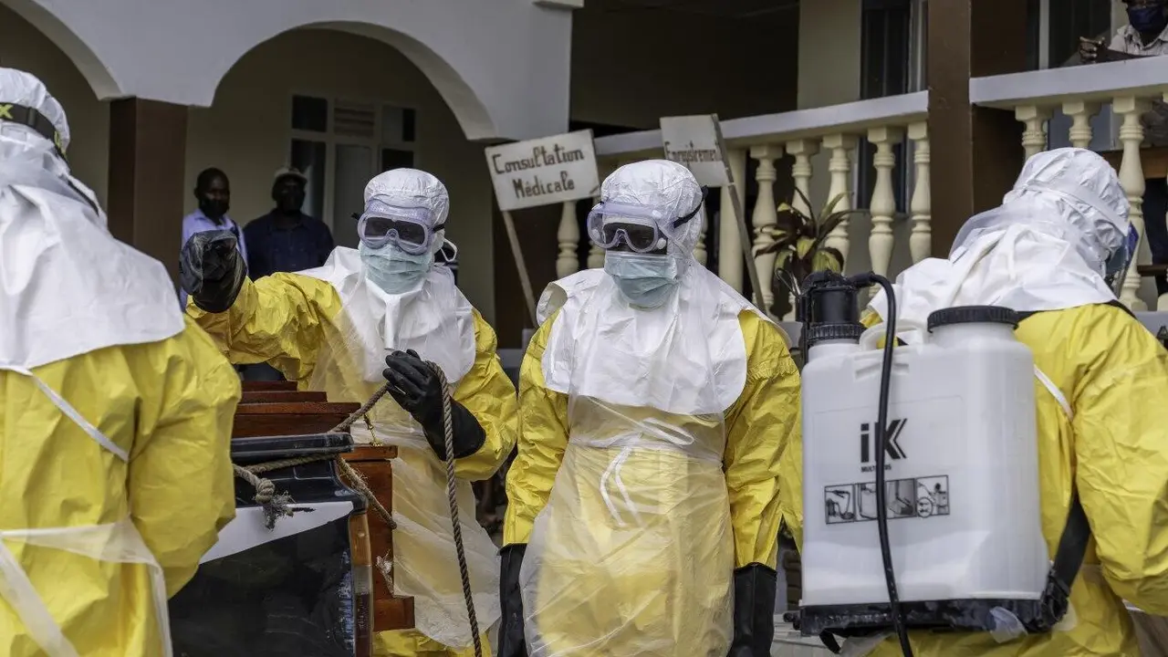 Persoal m&eacute;dico realizando labores de desinfecci&oacute;n, o 29 de maio en Bunia, Rep&uacute;blica Democr&aacute;tica do Congo. (Foto: Xinhua / Xinhua News / Europa Press / ContactoPhoto)