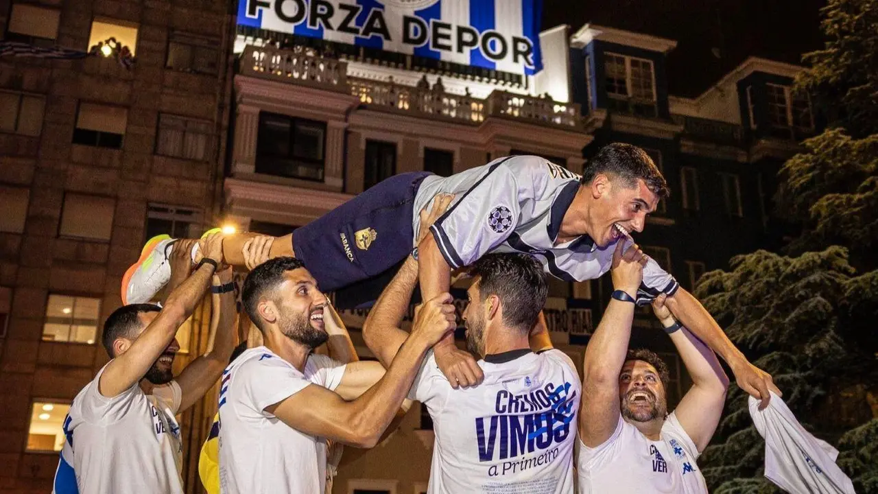 O D&eacute;por celebra coa afecci&oacute;n o seu regreso a Primeira: festa en Catro Cami&ntilde;os. (Foto: RC Deportivo da Coru&ntilde;a)