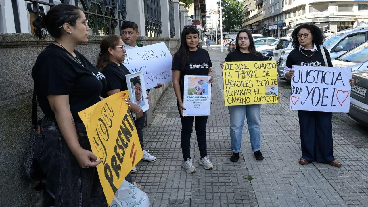 Concentracion de familia e amigos de Yoel Quispe este 1 de xu&ntilde;o ante a Audiencia da Coru&ntilde;a. (Foto: M. Dylan / Europa Press)