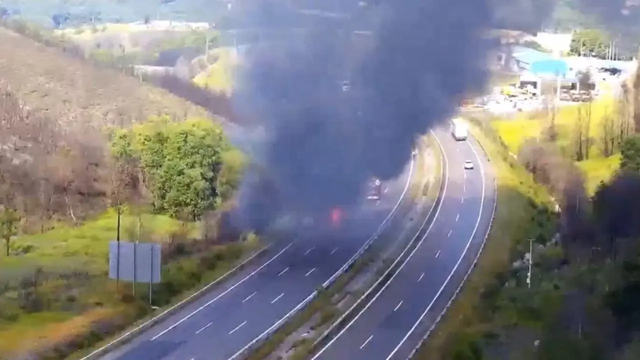 Columna de fume tras o choque de dous cami&oacute;ns na A-52, cuxo impacto provocou un incendio nun deles. (Foto: DXT)