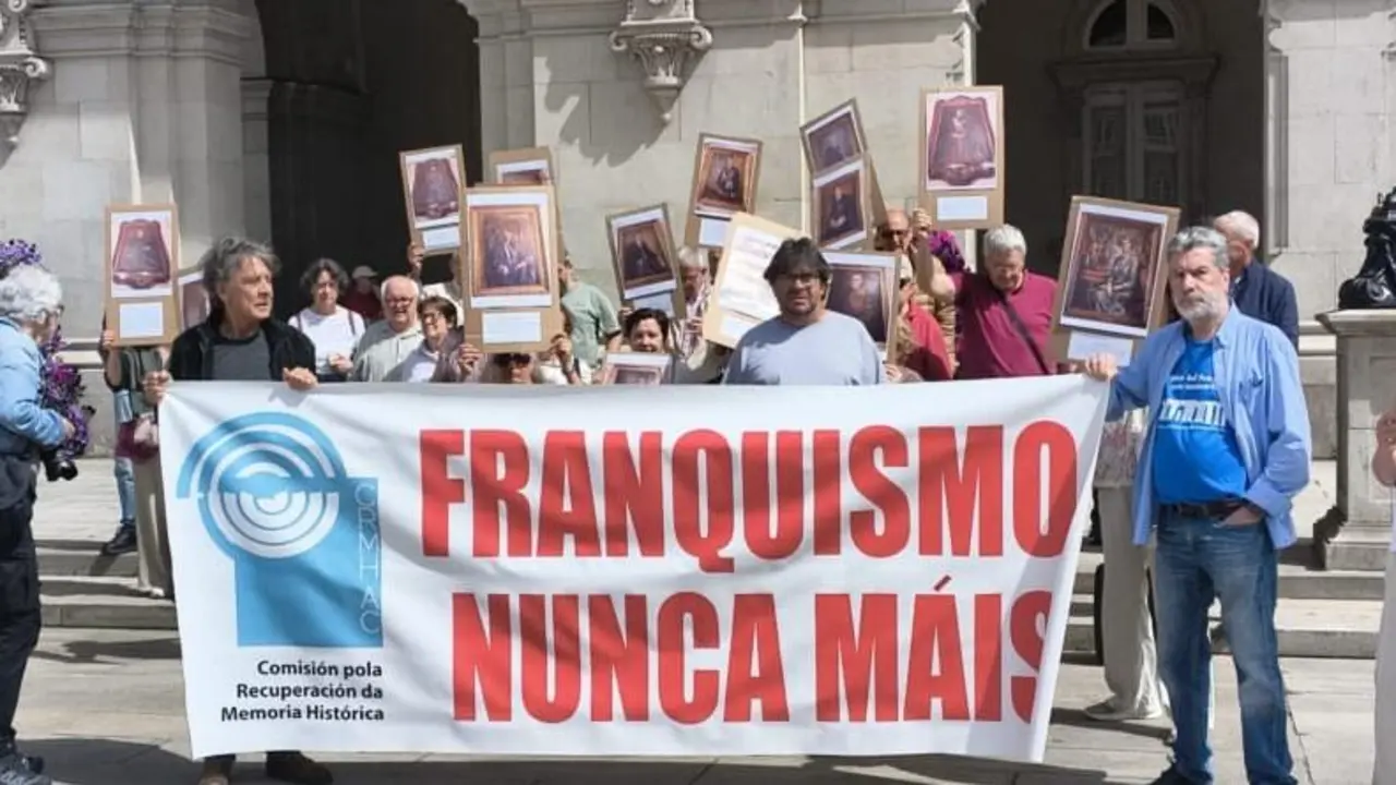 Concentraci&oacute;n diante do Pazo de Mar&iacute;a Pita o pasado 23 de maio. (Foto: CRMH)