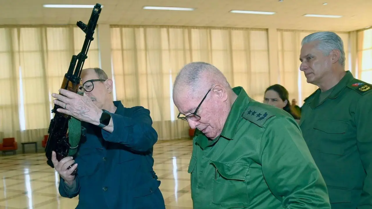 Silvio Rodr&iacute;guez cun AKM nas mans, xunto ao ministro das FAR, &Aacute;lvaro L&oacute;pez, e o presidente de Cuba D&iacute;az-Canel. (Foto: Presidencia de Cuba)