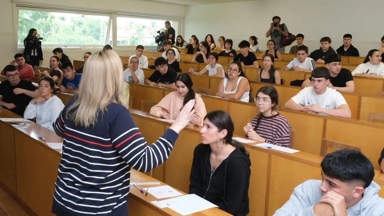 Estudantes na PAU, esta terza feira, en Compostela. (Foto: Arxina)