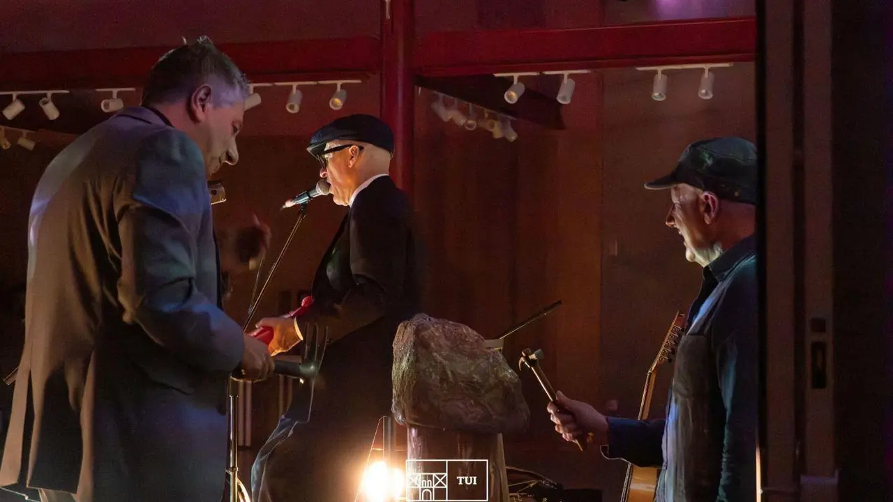 Pablo Novoa, V&iacute;ctor Coyote e Pancho &Aacute;lvarez durante o concerto Cantares dun fuxido.