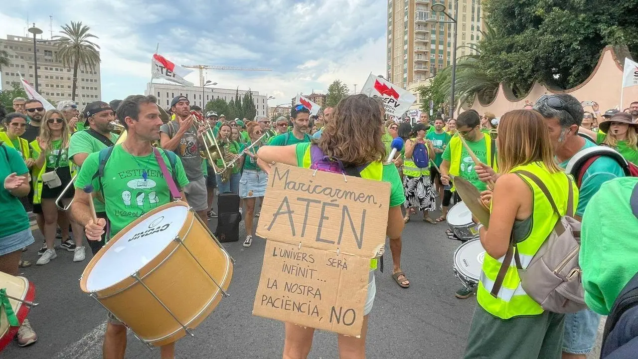 Mobilizaci&oacute;n do profesorado valenciano, este domingo: (Foto: Europa Press)