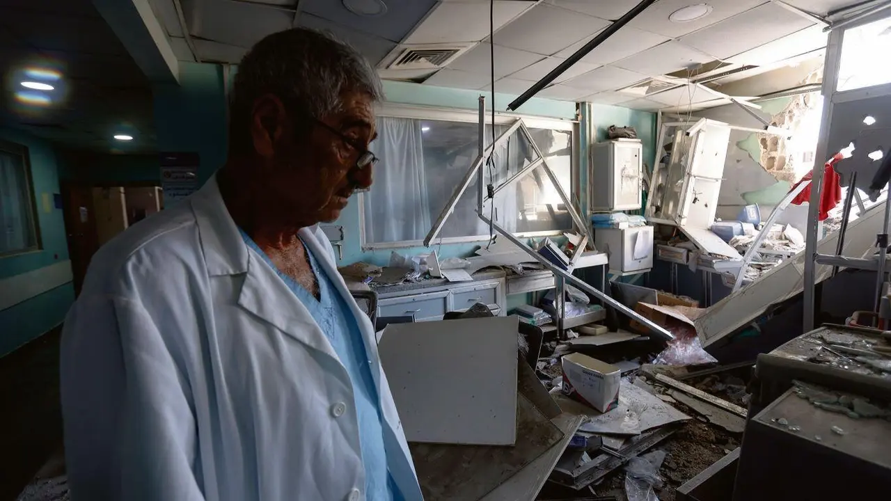 Un m&eacute;dico no interior do hospital Jabal Amel, na cidade libanesa de Tiro, logo do ataque israel&iacute; que sufriu esta terza feira 2 de xu&ntilde;o o edificio sanitario. (Foto: Abdul Kader Al Bay / ZUMA Press Wi / DPA)