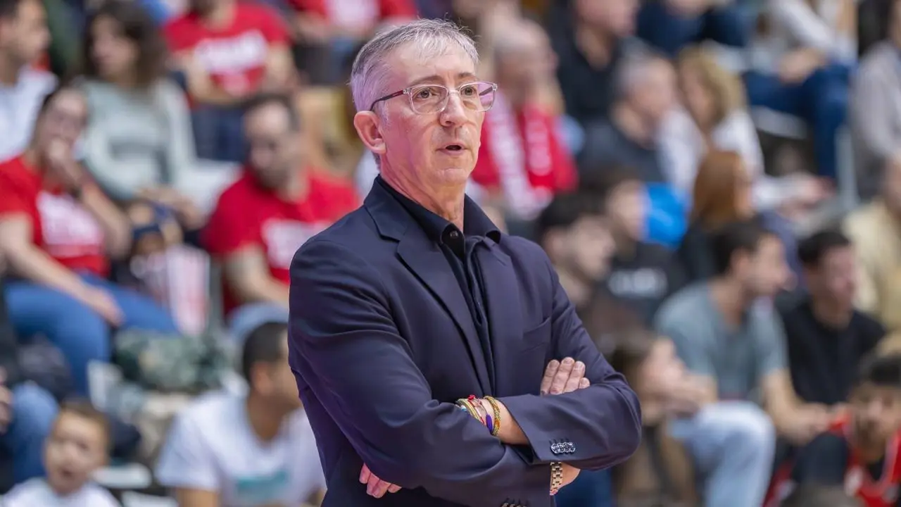 O t&eacute;cnico compostel&aacute;n do B&agrave;squet Girona, Moncho Fern&aacute;ndez, no pavill&oacute;n de Fontajau. (Foto: David Subirana)