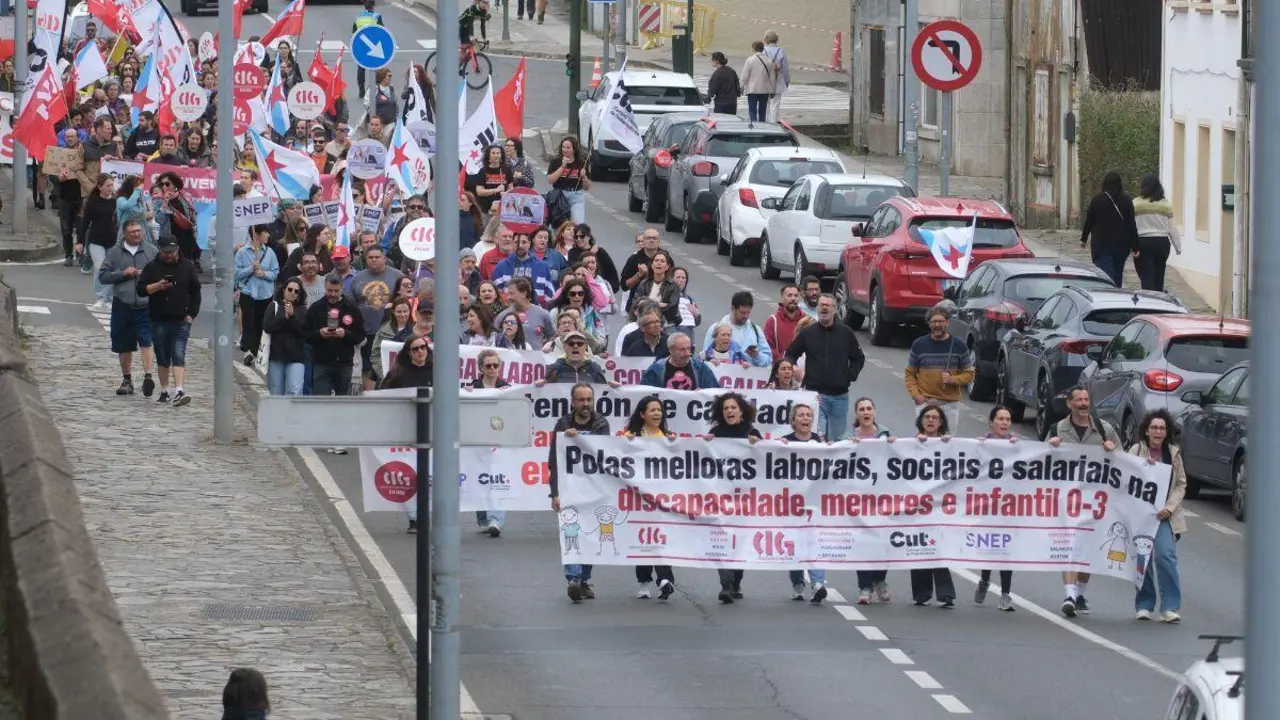 Persoal traballador dos sectores de discapacidade, menores e educaci&oacute;n infantil 0-3 concentrado en San Caetano. (Foto: Arxina)