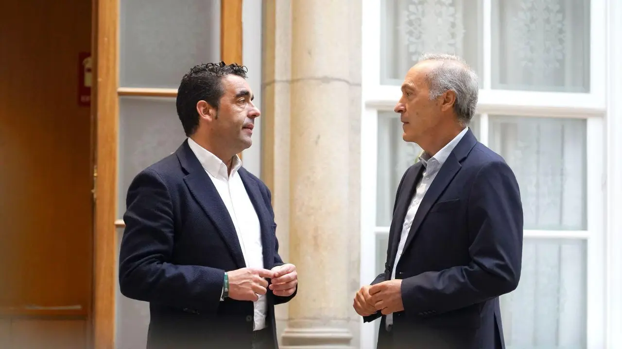 Agust&iacute;n Reguera con Luis L&oacute;pez. (Foto: Deputaci&oacute;n de Pontevedra)